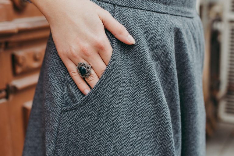 Bojówki damskie – co to za typ spodni i w jakich stylizacjach się sprawdzi?
