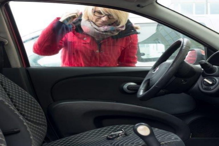 Jak otworzyć zatrzaśnięte drzwi w samochodzie?