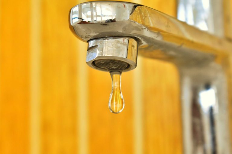 Jak działają zmiękczacze wody? Co warto wiedzieć?
