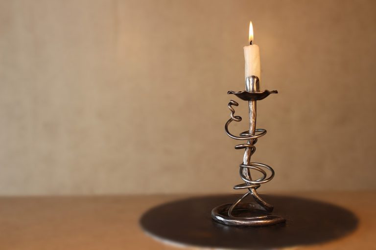 Świecący design – piękno metalowych świeczników