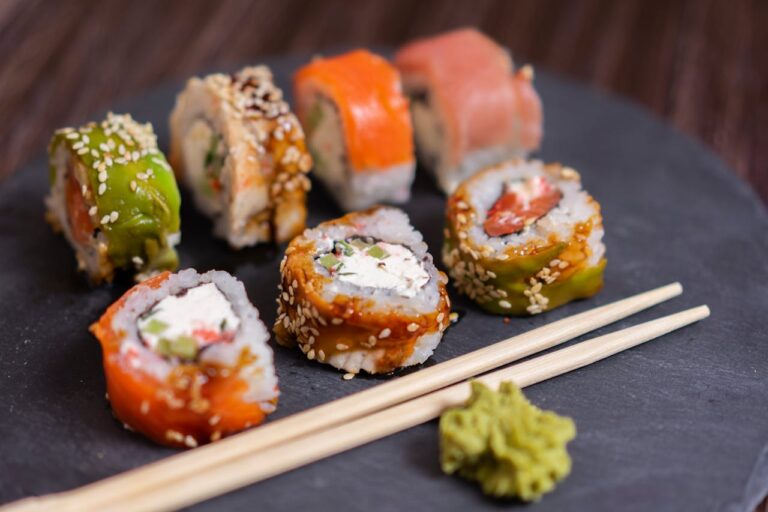 Z jakimi dodatkami podawać sushi?