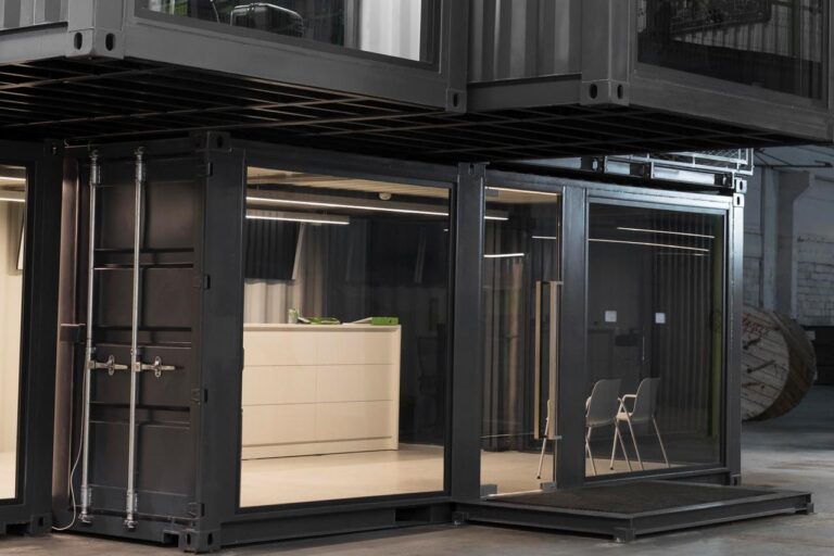 Kontenery socjalne – funkcjonalne rozwiązania dla zakładów przemysłowych i placów budowy